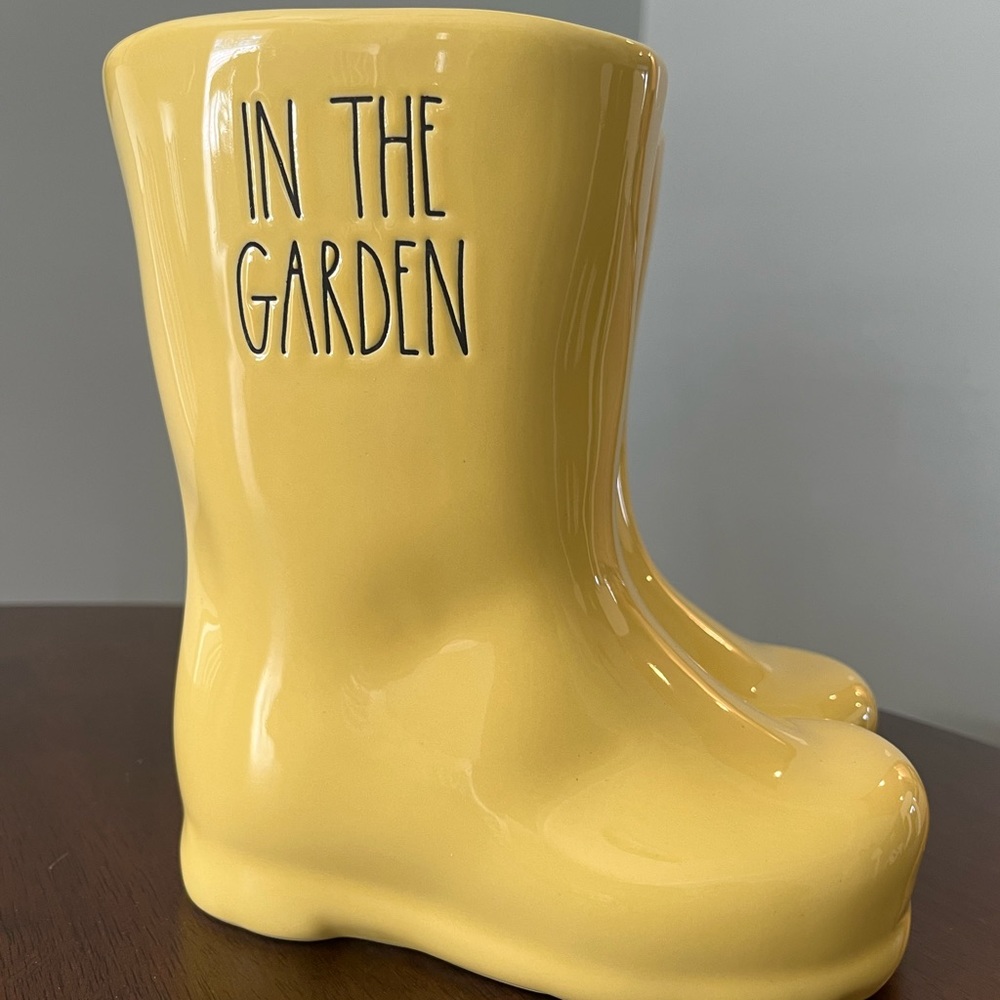 Rae Dunn in the garden pot/ planter